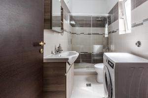 Cozy seaside penthouse with sea & mountain view.