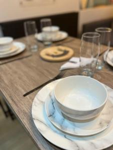 Perfect 1 Bed Apartment - Central with Parking, WiFi, TV, Desk