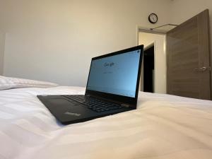 Perfect 1 Bed Apartment - Central with Parking, WiFi, TV, Desk