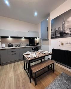 Perfect 1 Bed Apartment - Central with Parking, WiFi, TV, Desk
