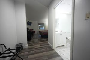 Greenwoods Inn & Suites