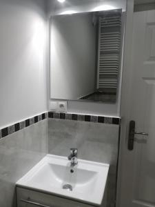 Studio Jutrzenka z łazienką by Apartamenty na dni Wrocław