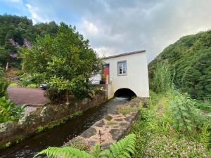 Ribeira do Guilherme - Watermill house Botanic Garden