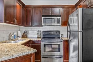 Outstanding Mountain Condo WATERSLIDE and HOT TUB managed by Little Sister Getaways