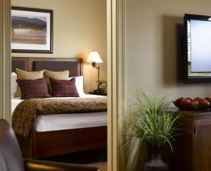 Deluxe King One-Bedroom Suite room in Green Mountain Suites Hotel