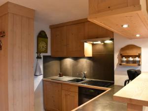 Duplex avec 4 chambres pour 10 à Méribel, proche pistes et commerces, parking inclus - FR-1-180-578