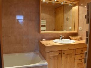 Duplex avec 4 chambres pour 10 à Méribel, proche pistes et commerces, parking inclus - FR-1-180-578