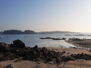 Maison 3* face à la mer avec WiFi, à 200m du littoral, terrasse, parking, et tout confort à Pleumeur-Bodou - FR-1-368-366