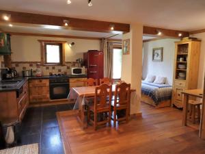 Confortable T2 à Arêches-Beaufort, 3-4 pers., terrasse, parking, proche commerces et navette ski - FR-1-342-285