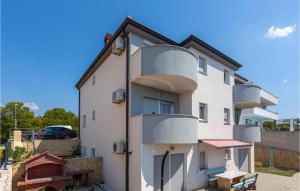 Cozy Apartment In Omisalj With Kitchen