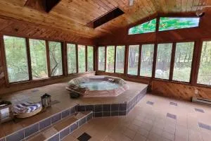 Large Vacation Home Villa- Pool, Indoor Hotub, Game Room, up to 25 guests - Wurtsboro