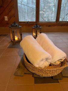 Large Vacation Home Villa- Pool, Indoor Hotub, Game Room, up to 25 guests