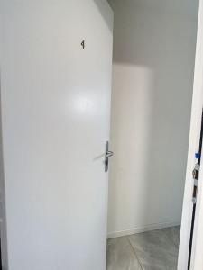 Appartements SUPERBE STUDIO HYPER CENTRE TOUT EQUIPE WIFI NETFLIX 2PERS : photos des chambres