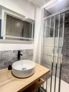Appartements SUPERBE STUDIO HYPER CENTRE TOUT EQUIPE WIFI NETFLIX 2PERS : photos des chambres