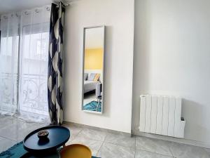 Appartements SUPERBE STUDIO HYPER CENTRE TOUT EQUIPE WIFI NETFLIX 2PERS : photos des chambres