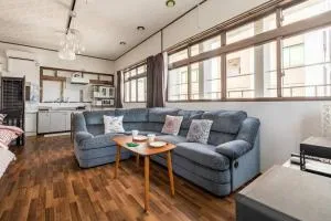 大家族旅行 広々独立した2フロア完全貸切最大15名 国際通り徒歩1分 2台駐車場無料 リラックスした雰囲気 Paradise inn 安里 - Urasoe