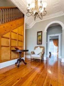 Blue Yellow Door Home - Suideinde