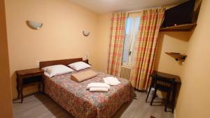 Hotels Hotel le Commerce : Chambre Double avec Salle de Bains Privative