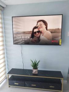 1BEDROOM Unit at Azure north With Netflix up to 6PAX