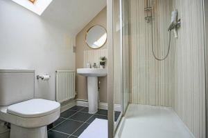 Bewdley House - 5 Bedroom 3.5 Bathroom House - Free Parking, Private Garden, Super-Fast Wifi and Smart TVs by Yoko Property