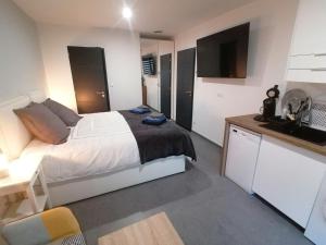 Appartements Studio BLEU, Neuf, classe 3 etoiles, Clim, Wifi, Lave-linge, Lit King Size, au calme et a 800m des plages de Valras Plage : photos des chambres