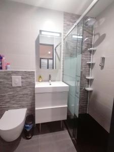 Appartements Studio BLEU, Neuf, classe 3 etoiles, Clim, Wifi, Lave-linge, Lit King Size, au calme et a 800m des plages de Valras Plage : photos des chambres