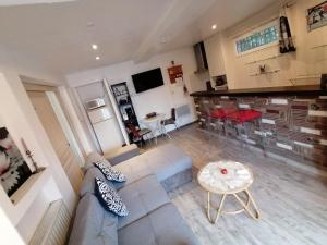 Charmant appartement indépendant, 5 mn de Rouen, avec terrasse.