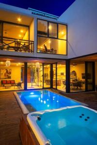 Premium 4BR Villa, Private Pool, Jacuzzi, Gated