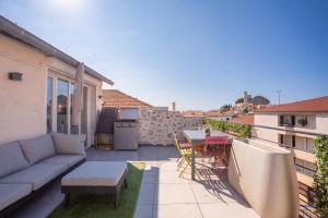 Cannes Experience Pastour Privatize 6 aparts 10bedrooms&9baths 11doublebeds with his duplexpenthouse ROOFTOP close palais congres beaches et Suquet