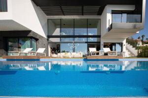 Villa Michaela moderna de súper lujo con piscina y vistas