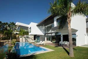 Villa Michaela moderna de súper lujo con piscina y vistas