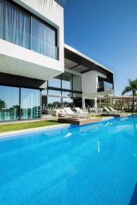 Villa Michaela moderna de súper lujo con piscina y vistas
