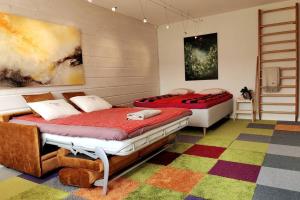 Lovely 7th floor studio full of color, enjoy!