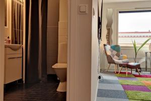 Lovely 7th floor studio full of color, enjoy!