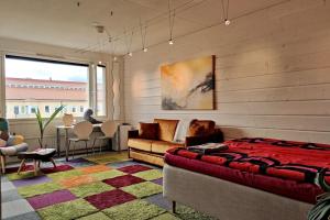 Lovely 7th floor studio full of color, enjoy!