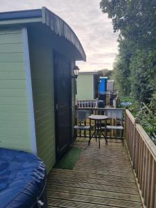 Glamping Hut - Sleeps 2 hot tub & parking