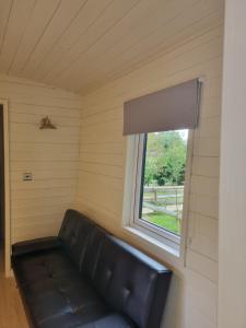 Glamping Hut - Sleeps 2 hot tub & parking