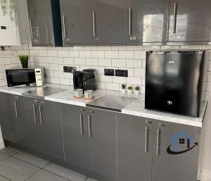 Acaster House, x4 rooms with en-suites x1 room private bathroom, street parking, close to train station