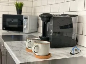 Acaster House, x4 rooms with en-suites x1 room private bathroom, street parking, close to train station - Weldon