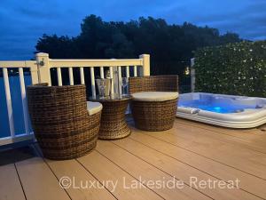 Lakeside Retreat With Hot Tub & Fishing Peg at Tattershall Lakes Country Park