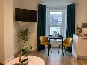 Alto - Lovely 2 Bedroom Serviced Apartment Bristol by Mint Stays