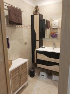 "La Colombe sous les Oliviers" Gîte jusquà 4 personnes - 75m2 - Sur Boooking - Rez de jardin Piscine Vue mer et lac