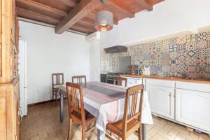 Maison de charme à Puycelsi avec jardin et barbecue