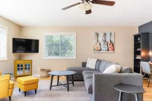 LARGE 5 Bed Lake Geneva Home 4 Blocks from Lake! - East Troy