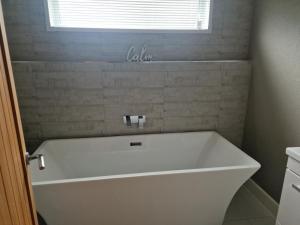 Luxury Lodge - Sleeps 4 hot tub & parking