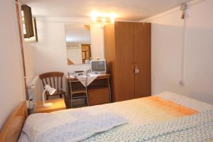 Apartments with a parking space Cres - 7984