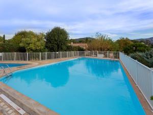 Maisons de vacances Classy Holiday Home with Swimming Pool Garden Tennis Court : photos des chambres