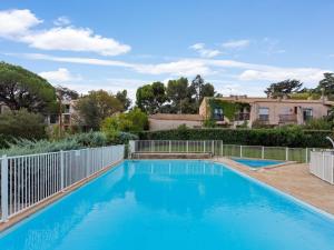Maisons de vacances Classy Holiday Home with Swimming Pool Garden Tennis Court : photos des chambres
