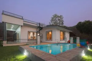 Enchanting Pastures by StayVista - A Hill-view villa with Pool, Lawn, Gazebo & Terrace - Jambhulpāda