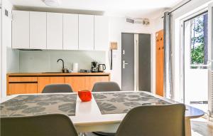1 Bedroom Cozy Apartment In Pobierowo